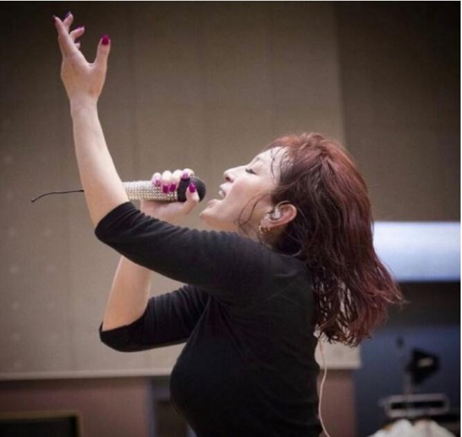 中岛美雪为什么跪着唱漫漫人生路