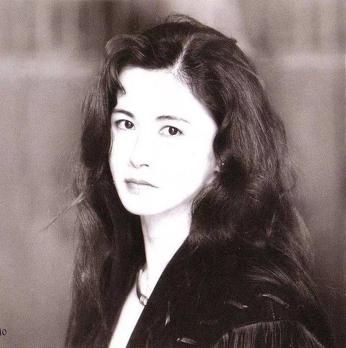 中岛美雪为什么跪着唱漫漫人生路