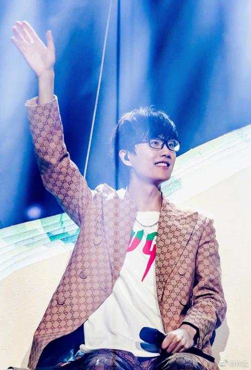 许嵩最新图片,许嵩的手的特写图片(许嵩图片大全高清图片)