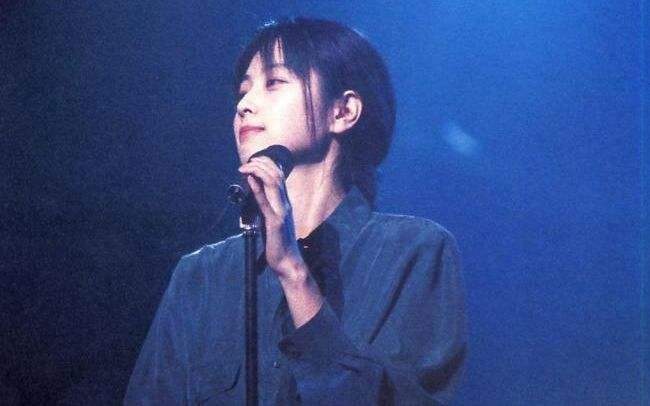 中岛美雪为什么跪着唱漫漫人生路