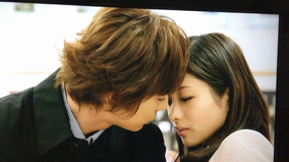 男生接吻伸舌头表达的是什么，男生(男生觉得伸舌头才算接吻)