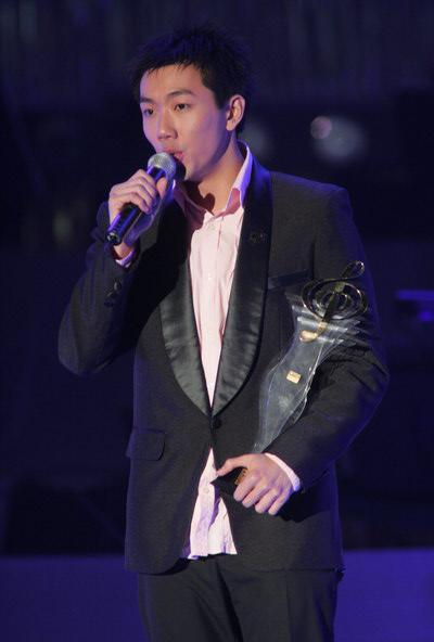 刘浩龙为什么叫师兄?刘浩龙和容祖儿接吻照 刘浩龙为什么叫师兄?刘浩龙和容祖儿接吻照