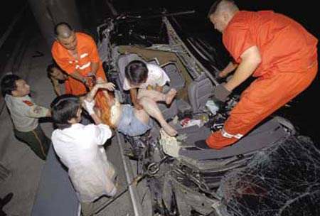 胡歌车祸原因是什么？胡歌车祸现场图片曝光(胡歌车祸是怎么回事)