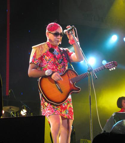 二手玫瑰梁龙为什么穿女装(二手玫瑰主唱梁龙出柜) 二手玫瑰梁龙为什么穿女装(二手玫瑰主唱梁龙出柜)