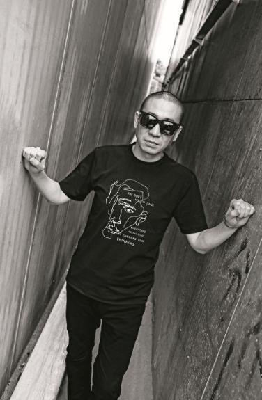 二手玫瑰梁龙为什么穿女装(二手玫瑰主唱梁龙出柜)