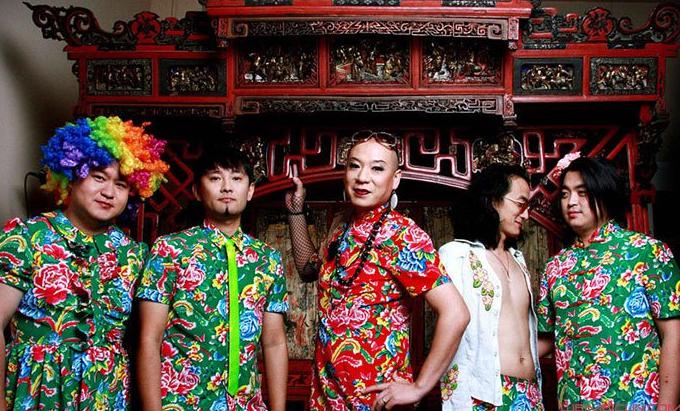 二手玫瑰梁龙为什么穿女装(二手玫瑰主唱梁龙出柜) 二手玫瑰梁龙为什么穿女装(二手玫瑰主唱梁龙出柜)