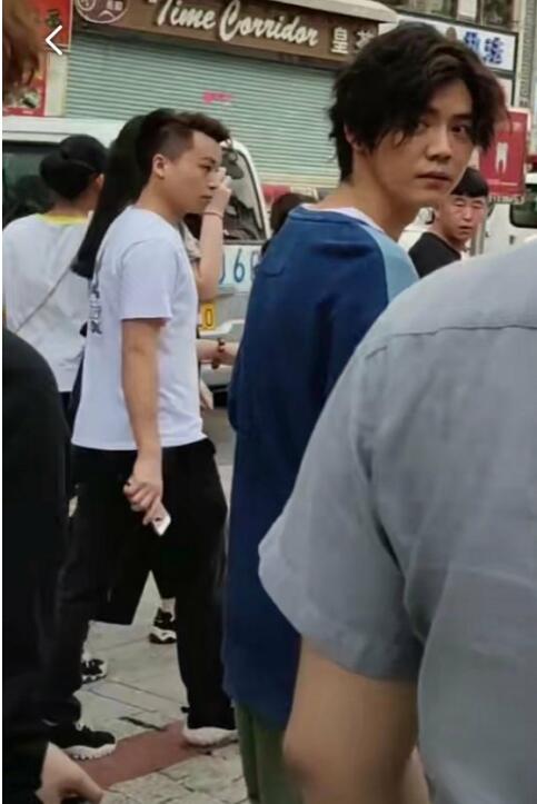 鹿晗的驼背是遗传吗