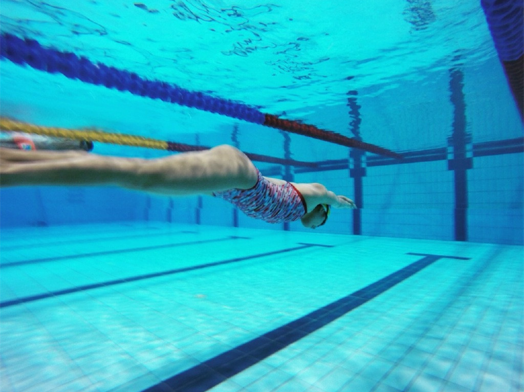 游泳女神童艾衍含身高将近1米7 游泳女神童艾衍含身高将近1米7