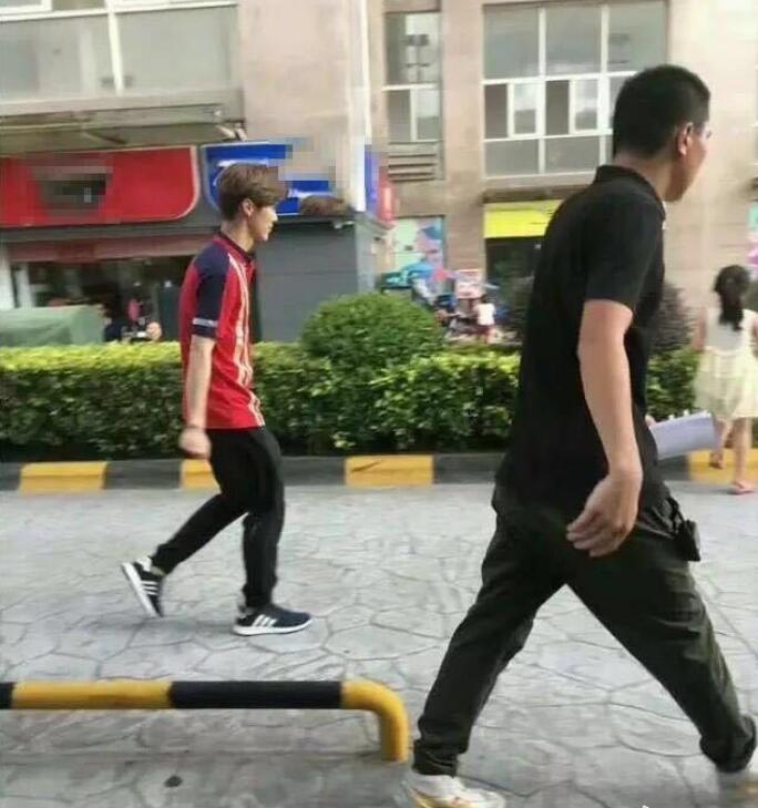 鹿晗的驼背是遗传吗