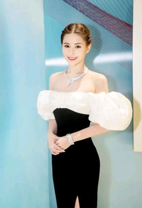 何超莲身高，赌王女儿现身(何超莲是赌王第几女)