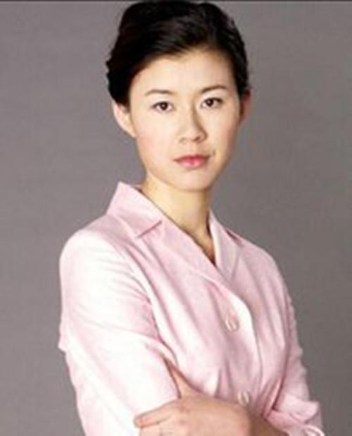 梁宏达妻子照片,老梁旁边的女主持(老梁宏达的老婆照片)