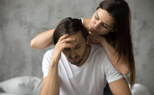 什么动作能把男生撩到有反应，什么(把男生撩出反应)