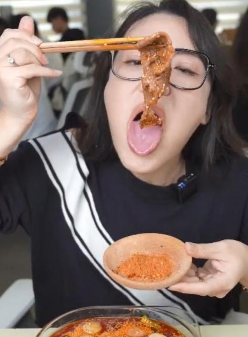 王浪胃仙男是女，浪胃仙是云南开远(大胃王浪胃仙到底是男是女)