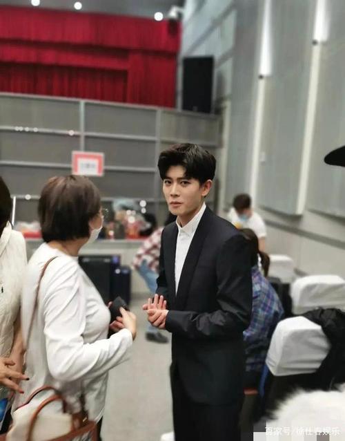 任嘉伦身高，任嘉伦怎么突然拍吻戏(任嘉伦最近吻戏)