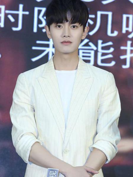 任嘉伦身高，任嘉伦怎么突然拍吻戏(任嘉伦最近吻戏)