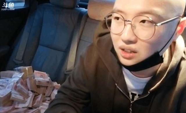 斗鱼饼干狂魔为什么是光头?饼干狂魔很有钱 斗鱼饼干狂魔为什么是光头?饼干狂魔很有钱