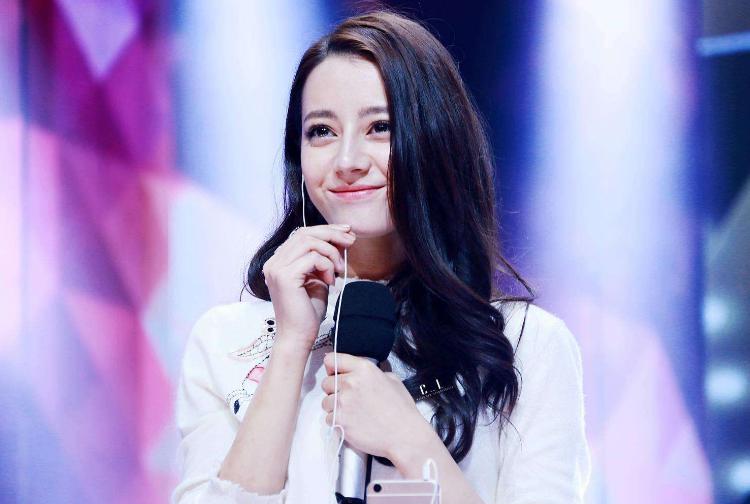 八卦：迪丽热巴为什么叫人间富贵花、爱丽丝(人间富贵花是迪丽热巴还是景甜)