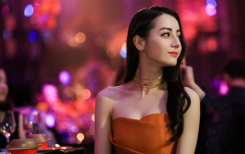 八卦：迪丽热巴为什么叫人间富贵花、爱丽丝(人间富贵花是迪丽热巴还是景甜)