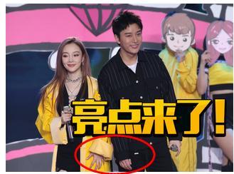 李小璐晒照庆圣诞，李小璐爱玩圈里(李小璐活动照)