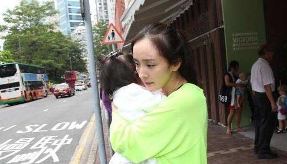 杨幂女儿小糯米好丑照片(小糯米照片杨幂哭)