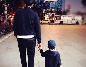 靳东为什么叫靳四岁?靳东有孩子了吗 ?站 靳东为什么叫靳四岁?靳东有孩子了吗 ?站