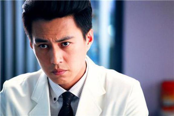 靳东为什么叫靳四岁?靳东有孩子了吗 ?站 靳东为什么叫靳四岁?靳东有孩子了吗 ?站