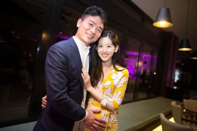 章泽天刘强东怎么认识的?章泽天母亲到底是