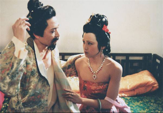 秦可卿的葬礼为何特别隆重？宝玉跟秦可卿有(秦可卿葬礼为何如此隆重)