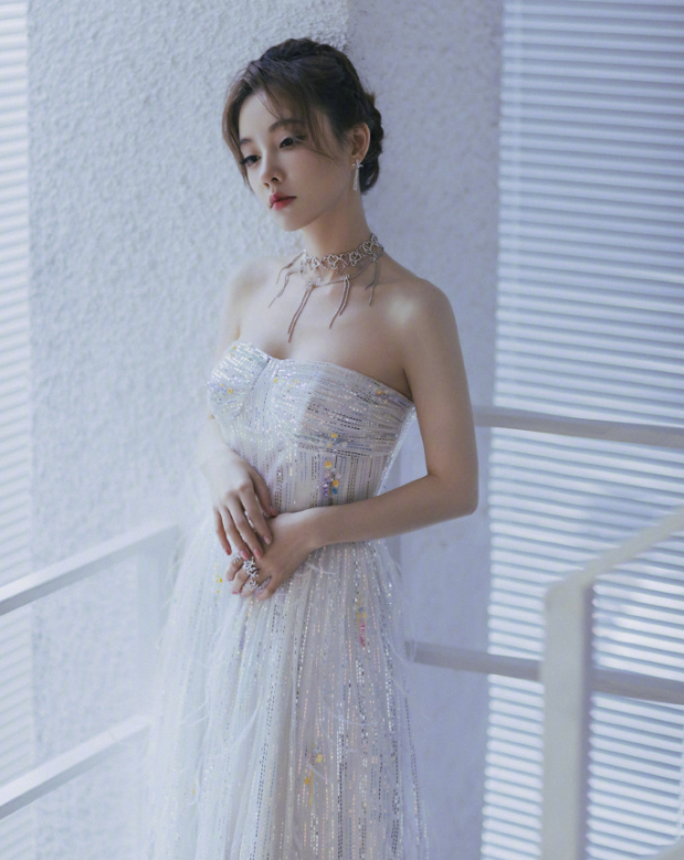 冯提莫含吊图，冯提莫图片大全(冯提莫表情包图片大全)