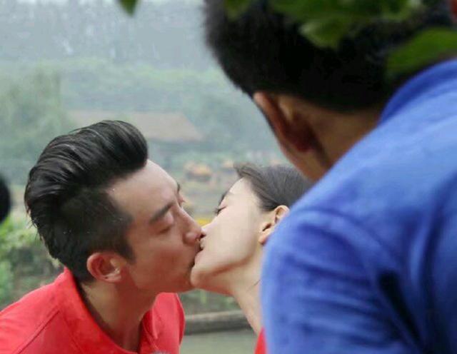 杨颖的胸口给郑恺亲吻,baby和