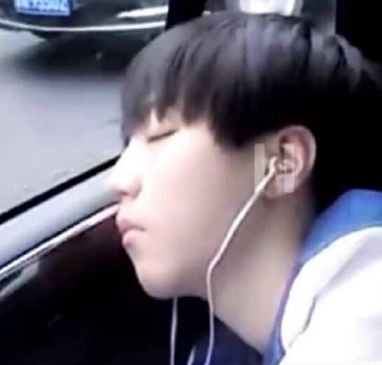 王俊凯奇葩睡姿照片(王俊凯睡觉时的照片)