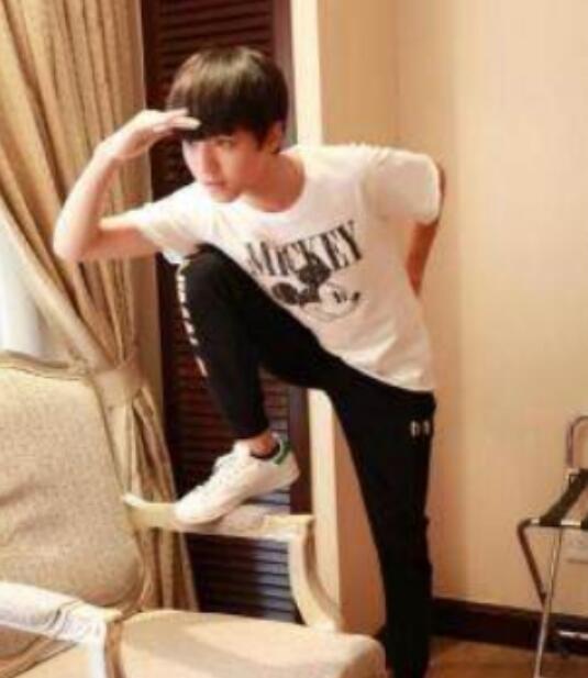 王俊凯奇葩睡姿照片(王俊凯睡觉时的照片)