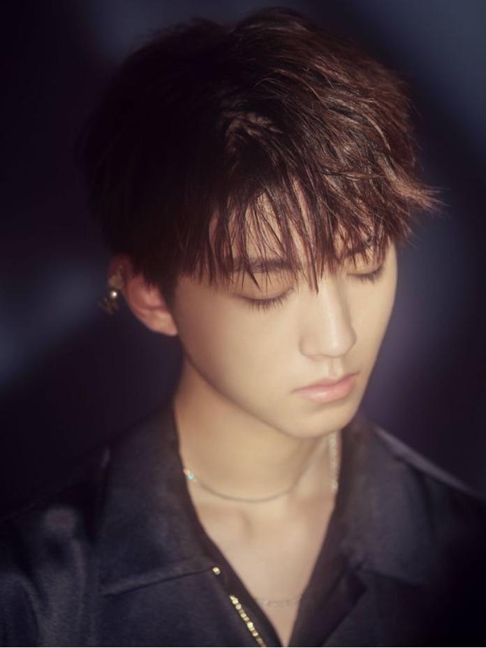 王俊凯奇葩睡姿照片(王俊凯睡觉时的照片)