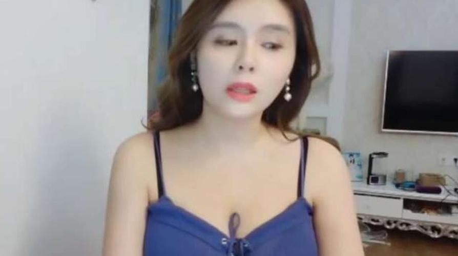 斗鱼七哥，虎牙轩子给土豪吹捧子的(斗鱼蛇哥)