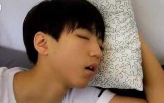 王俊凯奇葩睡姿照片(王俊凯睡觉时的照片)