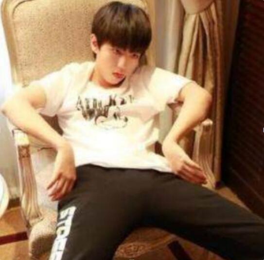 王俊凯奇葩睡姿照片(王俊凯睡觉时的照片)