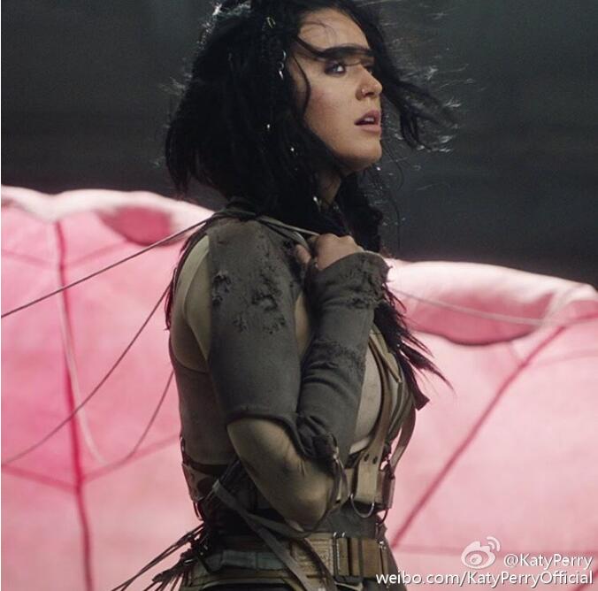 水果姐和霉霉为什么不和？水果姐新歌怎么讽(水果姐与霉霉的合作歌曲)