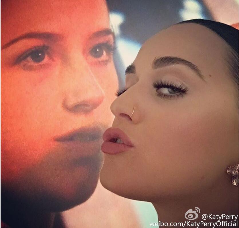 水果姐和霉霉为什么不和？水果姐新歌怎么讽(水果姐与霉霉的合作歌曲)