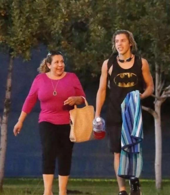 施瓦辛格女佣年轻时候的照片(施瓦辛格的保姆)