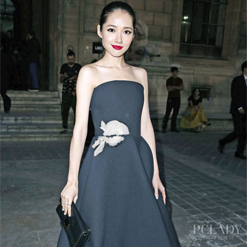 郭碧婷抹胸礼服显性感图(郭碧婷礼服裙)