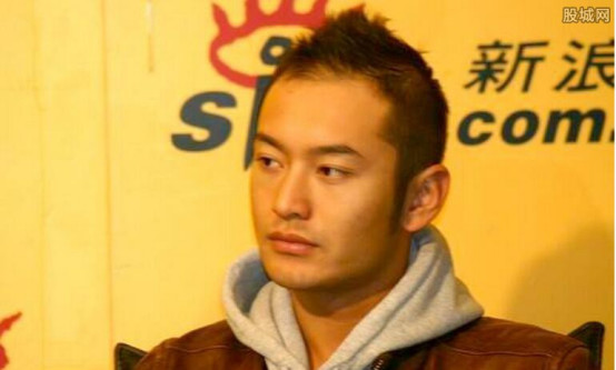 黄晓明的鬓角是植发吗？黄晓明的真实身高有(黄晓明早期照片黄晓明植发前后照片)