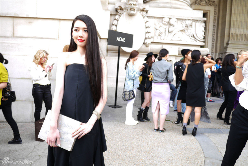 郭碧婷抹胸礼服显性感图(郭碧婷礼服裙)