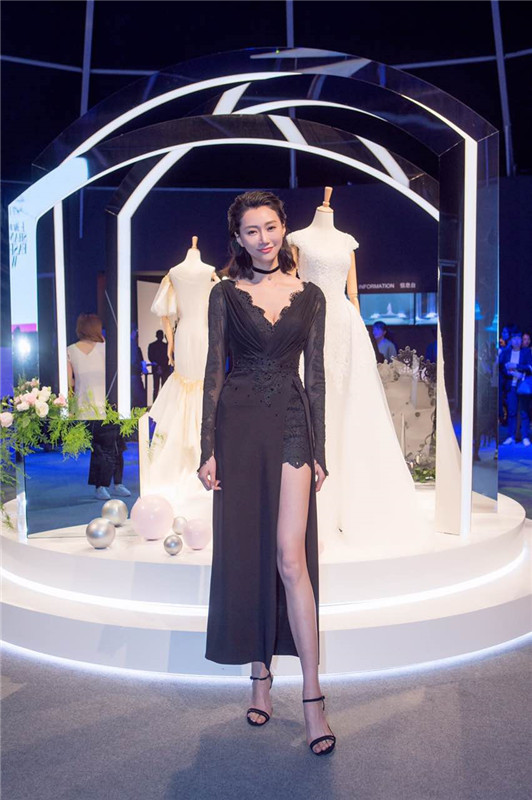 李斯羽逆天大长腿组图(李斯羽个子太高了)