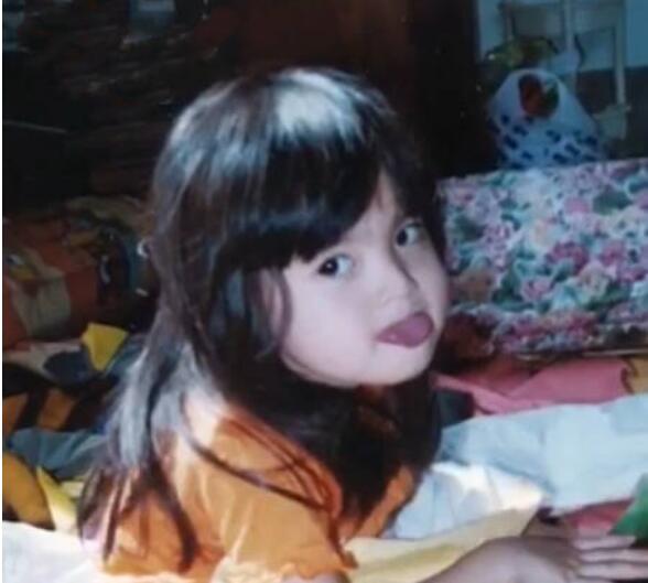 斋藤飞鸟小时候的照片太萌啦!她的发型怎么 斋藤飞鸟小时候的照片太萌啦!她的发型怎么