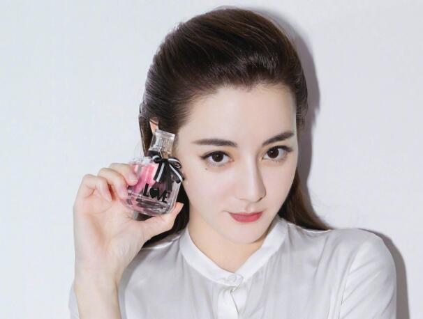 迪丽热巴眼睛是三白眼吗?后天三白眼是怎么 迪丽热巴眼睛是三白眼吗?后天三白眼是怎么