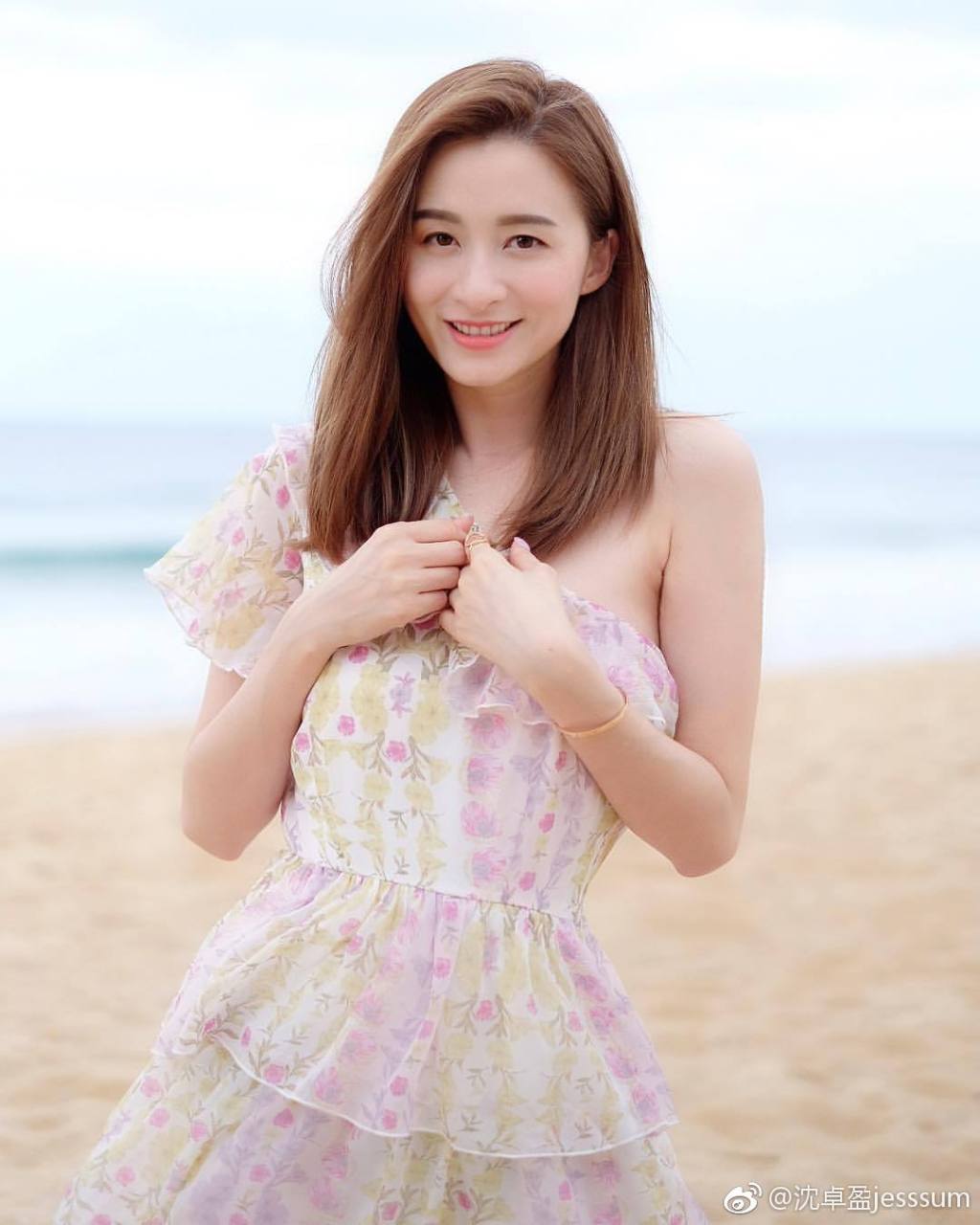 沈卓盈和陈法拉长的好像对比图 沈卓盈和陈法拉长的好像对比图