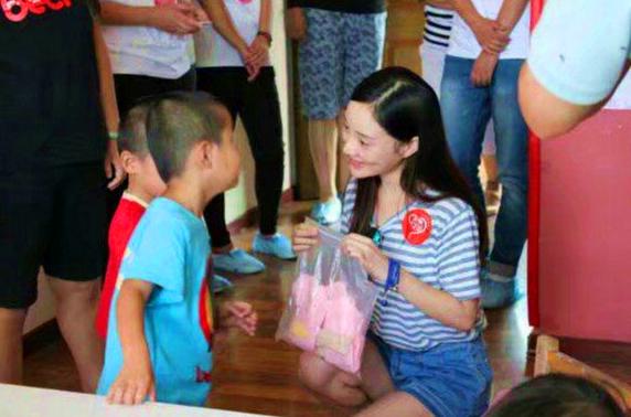 李小璐被网友怒怼假哭真相(李小璐回怼网友)