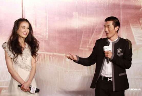 杨子是怎么认识黄圣依的？黄圣依怀孕杨子离(杨子怎么和黄圣依在一起的)