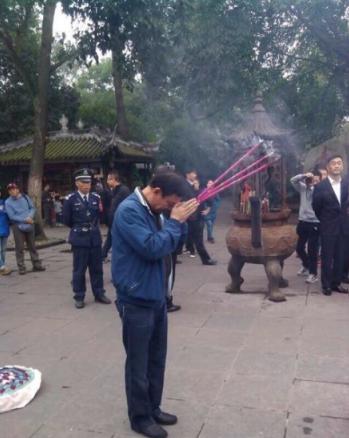 拜关公是敬茶还是敬酒(拜关公用酒还是茶) 拜关公是敬茶还是敬酒(拜关公用酒还是茶)