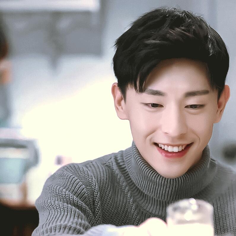 邓伦整牙前后对比图(邓伦下颌线) 邓伦整牙前后对比图(邓伦下颌线)